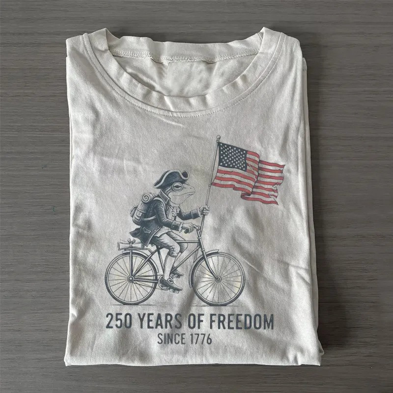 250 Years Of Freedom Patriot Frog Bicycle T-Shirt 1776 Semiquincentennial Funny Patriotic Gift