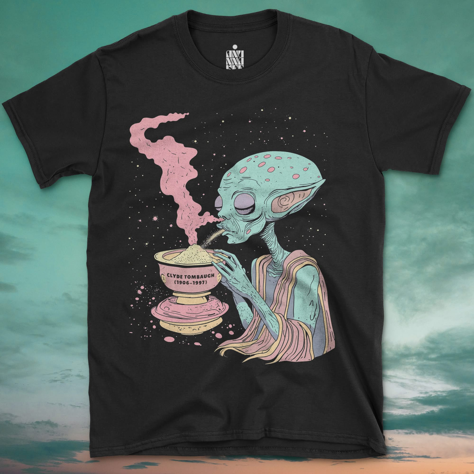Alien inhale smoke Clyde Tombaugh 1906 1997 Shirt Funny Graphic T-Shirt Gifts For Friends
