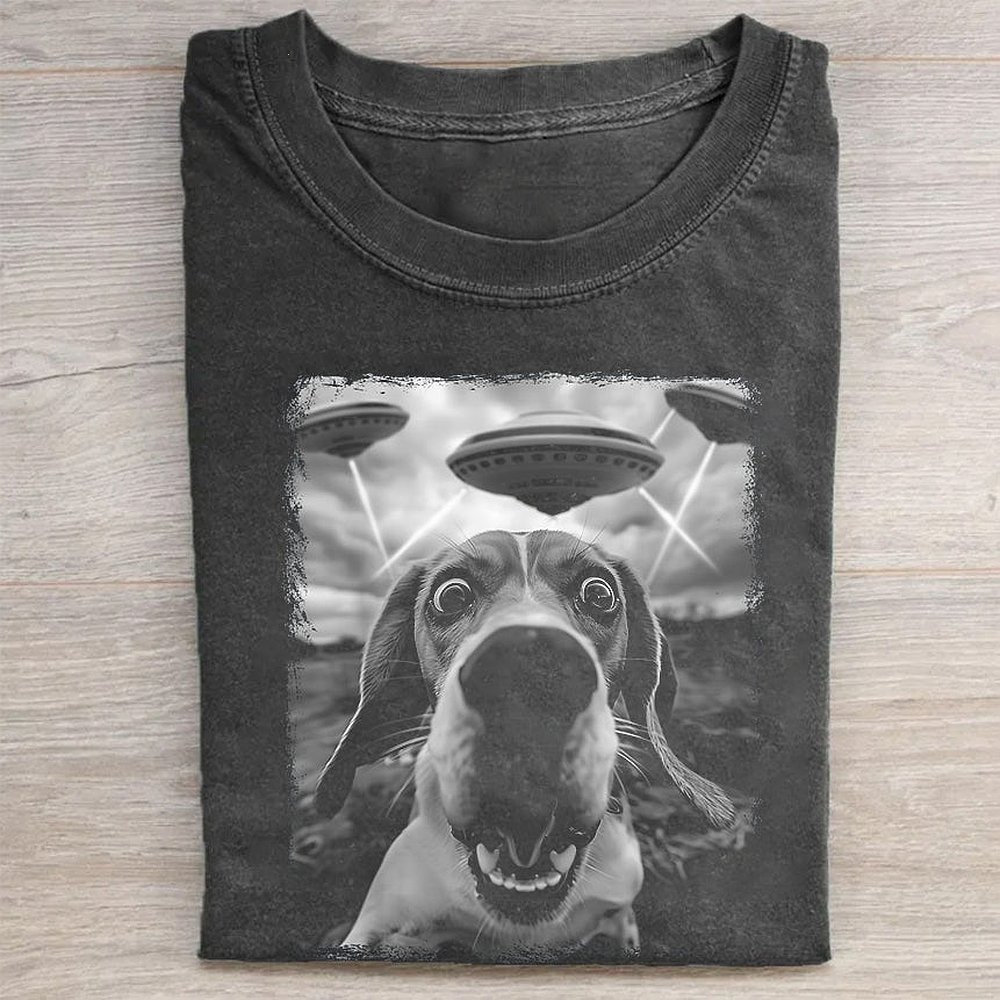 Beagle Dog Taking Selfie With UFOs Funny T-Shirt Cute Dog Alien Tee For Beagle Lovers