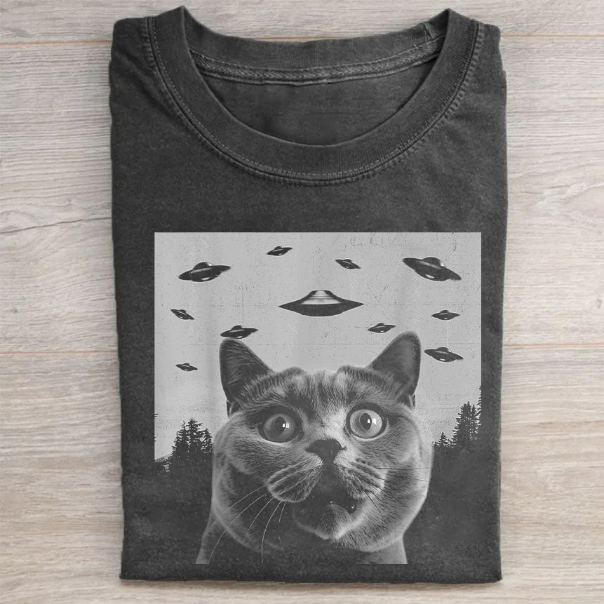 British Shorthair Cat Taking Selfie with UFOs Funny T-Shirt Best Gift For Cat Lovers