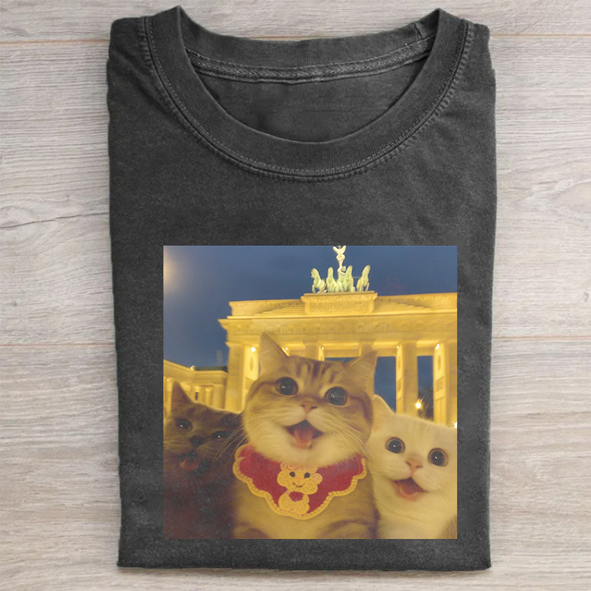 Cat Taking Selfie With Brandenburg Gate Funny T-Shirt Travel Cat Merch Best Gift For Cat Lovers