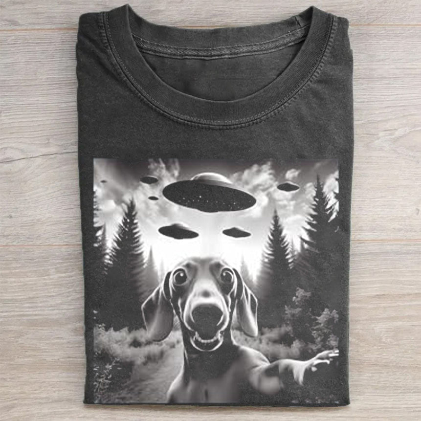 Dachshund Dog Taking Selfie With UFOs Funny Alien Geeks T-Shirt Creative Merch Best Gift For Dog Lovers