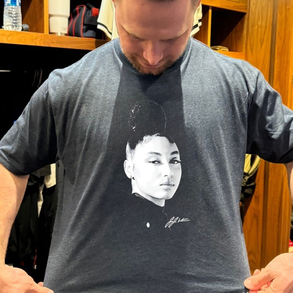 Juju Watkins Womens Basketball Big Head Signature Shirt Gift For Basketball Fan