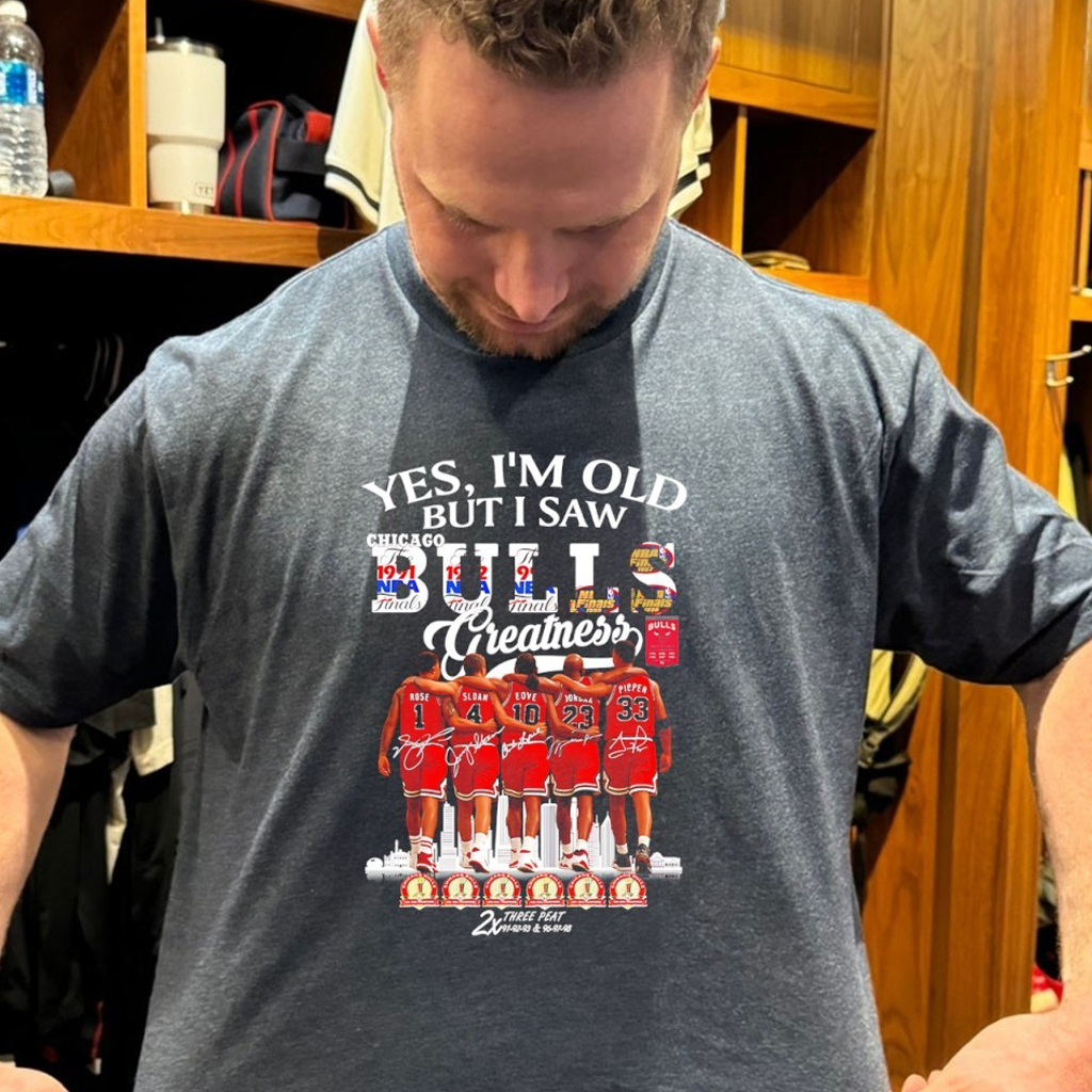Yes I'm Old But I Saw Chicago Basketball Greatest Players Skyline Signatures Shirt Bulls Merch